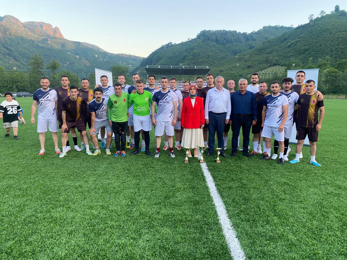 gulyalikaymakam's tweet photo. İlçe kaymakamımız Sn. Hatice ÜSTÜN kurumların düzenlediği futbol turnuvasına katılmış final maçında birinci olan takıma ödülünü takdim etmiştir. https://t.co/FAHzXCsvr5