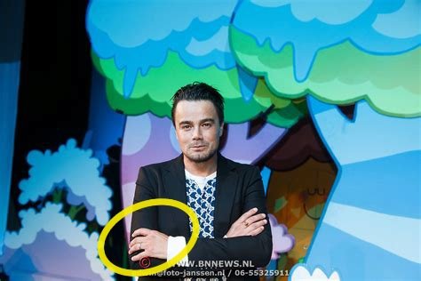 G11Sven's tweet photo. 1/2 Dinand #masonslaafje Woesthoff @kaneofficial_nl
Vm. zanger bij #Kane. Boek 'Sloddervos'. Lijstduwer PvdD. Nauwelijks jeugdinfo. #Shill.
#OneEye
#TriadClaw
#PandaEye 🐼
#SaturnCube 🪨 https://t.co/lO1TLxrFBI