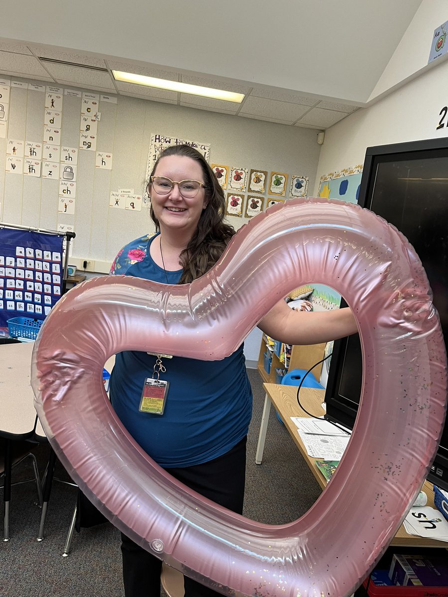 FWESIBPYP's tweet photo. Our last recipient of the FWES Big Heart- Mrs. Cano….after all she calls every student her love bugs!!! 🐞❤️#fweslearningbyheart https://t.co/kv477jL7vm