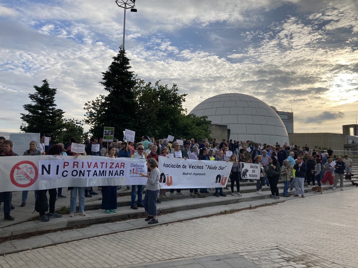 ‼️Éxito de la concentración en defensa del 🌳🌲 Tierno Galván 🌳🌲‼️

👶 🪧 👧🏽 🪧 👩🏽 🪧 👵🏼 🪧 👨🏽 🪧 👴🏻 🪧🧒🏻🪧

❌ Ni 🚫 privatización 💰 de nuestras zonas verdes
❌ Ni 💥ruidos 🎧 en nuestras 🏘️ 🏘️

<a href="/nudosur/">AV Nudo Sur</a> <a href="/AVVerdeImperial/">AV Pasillo Verde-Imperial 🌳🏳️‍🌈💜🍉</a> <a href="/AVNUEVOLEGAZPI/">AVNUEVOLEGAZPI</a> <a href="/FRAVM/">Federación Vecinal de Madrid</a> <a href="/NOAESTEPLAN/">PorDerechoLaCiudad</a>