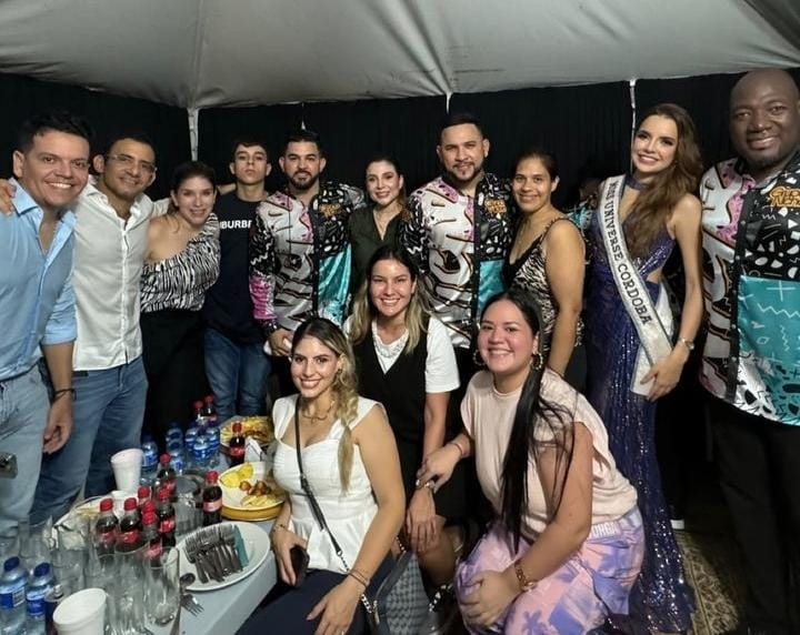 ElNegrovicto's tweet photo. ¡Las fiestas del Río en Montería este año fueron un rotundo éxito, y todo gracias al increíble trabajo del alcalde y su equipo! La ciudad se llenó de alegría, música y diversión, demostrando una vez más el espíritu de Unasolamonteria. ¡Gracias alcalde @kerguelenhugo ! https://t.co/C2JIj6SbVC