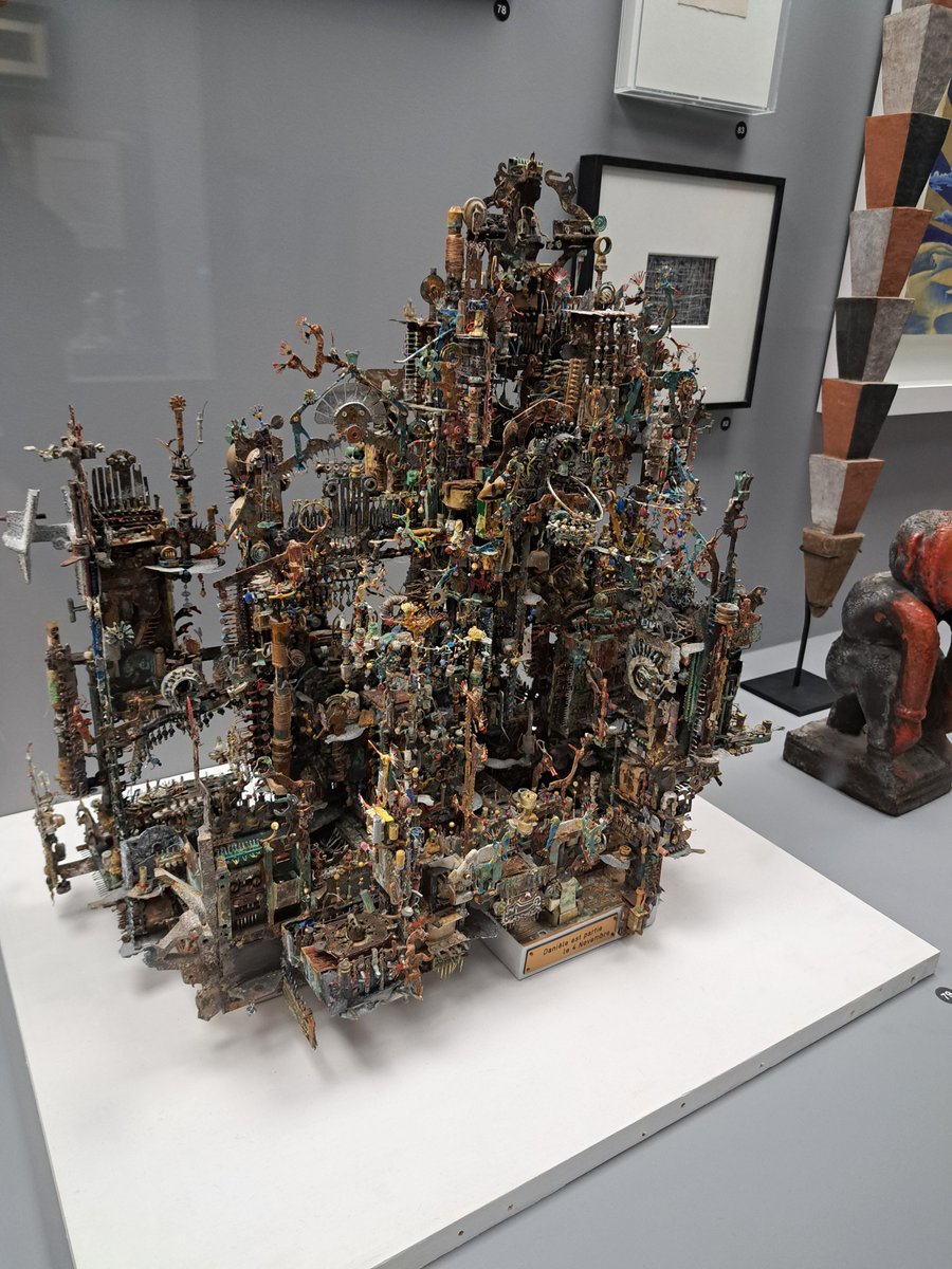 Ludo_Tech's tweet photo. Point central de l'#exposition, un riche cabinet de curiosités rassemble des œuvres et objets relevant aussi bien de l’art moderne, de l’art contemporain, de l’art brut ou de l’ethnographie @maclyon @villedelyon #macLYON #musée #désordres #AntoineDeGalbert #Lyon https://t.co/HK7QQfolVO