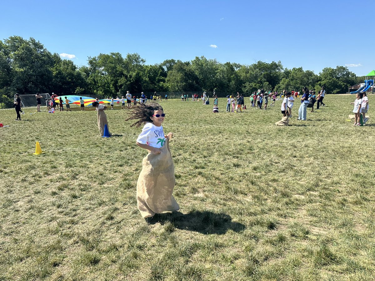 mscraigs_class's tweet photo. So much fun on Field Day! Thank you @TigerSharkPE 🤩 https://t.co/kjHcjEsmag