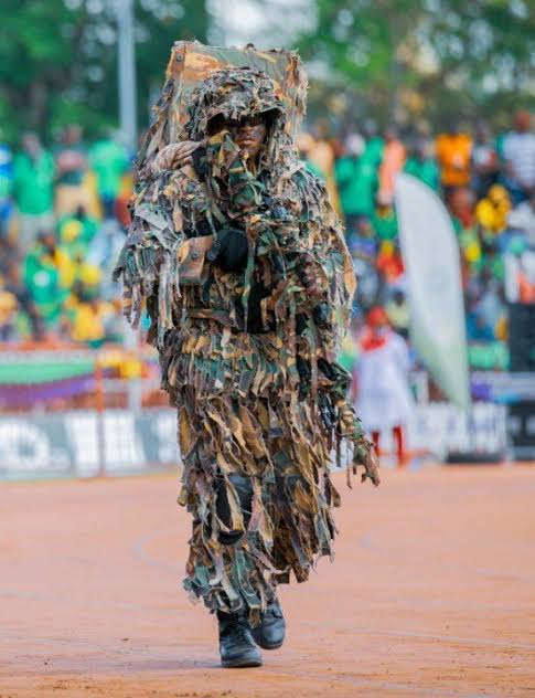 NikkiWa111's tweet photo. JALADA #30: -THREAD-

SNIPER NDIO KAZI NGUMU JESHINI PENGINE KULIKO ZOTE!

▪︎Winda Nikuwinde! 

Kama ulikimbia hesabu la sita 'C' usiwaze kuwa Sniper, we waangalie wakipita kwenye sherehe za Uhuru &amp; kwenye movie tu!

▪︎Hii hauijui! https://t.co/2n9rvpqzgm