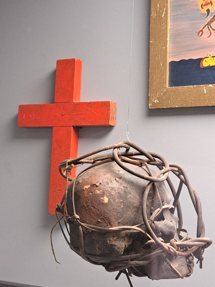 Ludo_Tech's tweet photo. Point central de l'#exposition, un riche cabinet de curiosités rassemble des œuvres et objets relevant aussi bien de l’art moderne, de l’art contemporain, de l’art brut ou de l’ethnographie @maclyon @villedelyon #macLYON #musée #désordres #AntoineDeGalbert #Lyon https://t.co/HK7QQfolVO