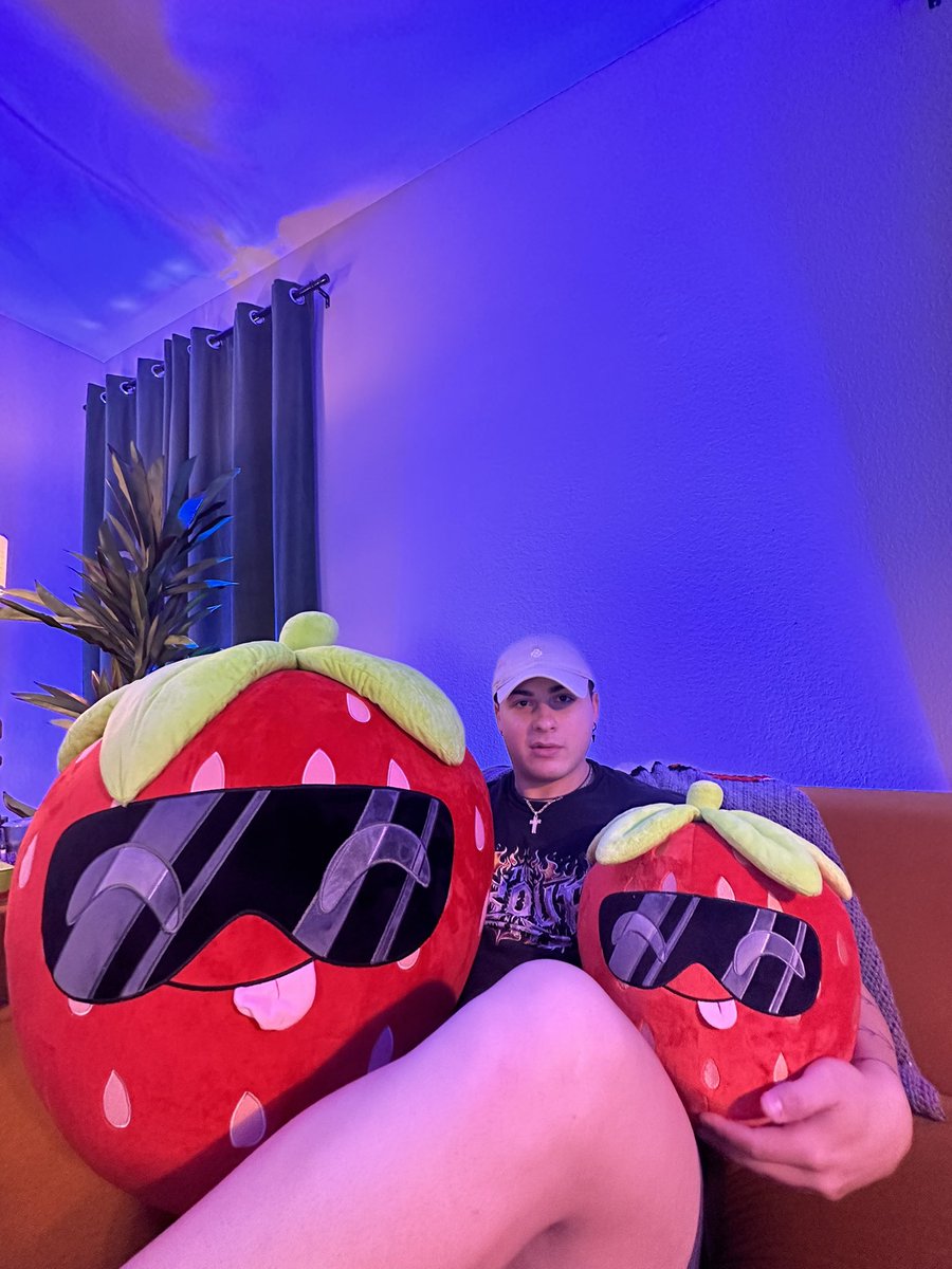 YumiMain's tweet photo. June 18th. 3 pm EST ⏰ YUMI PLUSHIE 🍓 

https://t.co/zMQZdHdJLl

Get a chance to win the big fella by purchasing a small fella 🔥 (pin-set available too 🤫) https://t.co/OAC4HSg2Kw