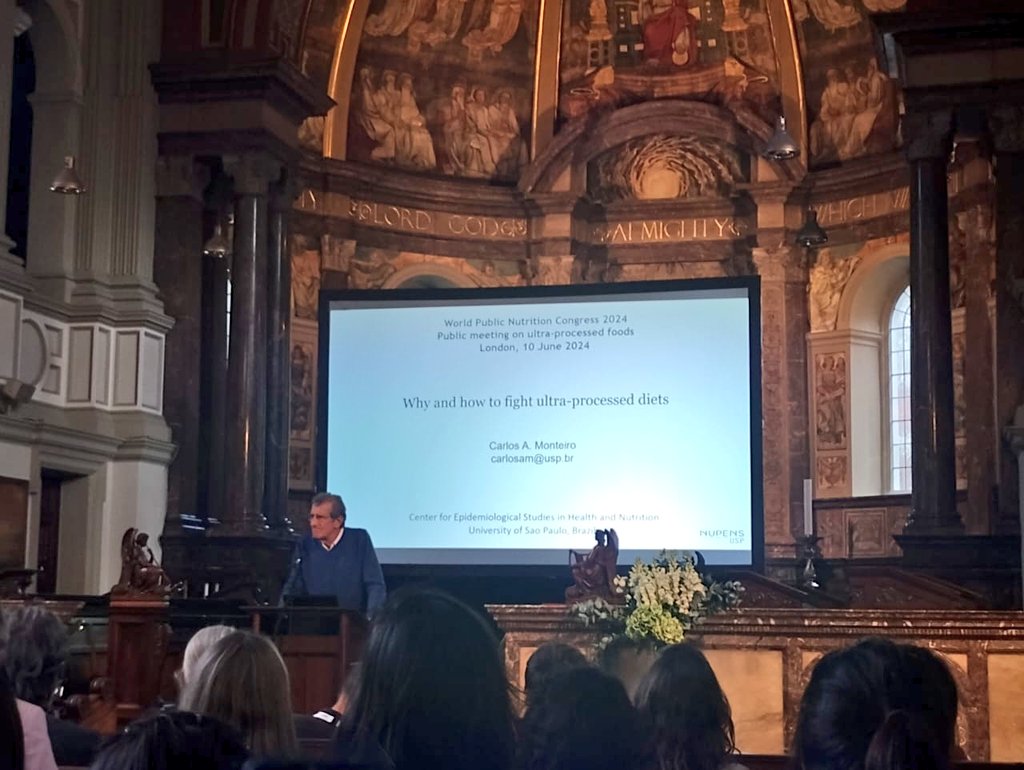 NUPENS_USP's tweet photo. Em Londres, @CMonteiro_USP faz conferência de abertura do @Wphncongress, sobre ultraprocessados. O evento é organizado pela @WPHNA. https://t.co/Ruijjd5Ned