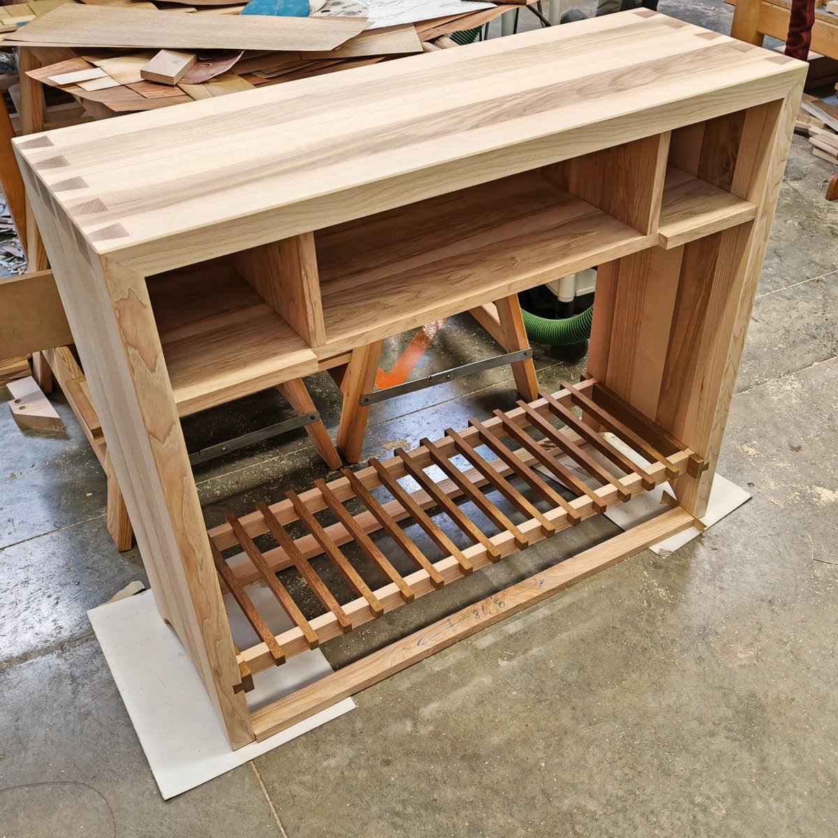 FG_maker's tweet photo. La console est assemblée !
Et la tablette est en place entre les pieds 🔥
Un chanfrein es fait sur le pourtour, pour adoucir les arêtes. https://t.co/0ZwrysLIRb
