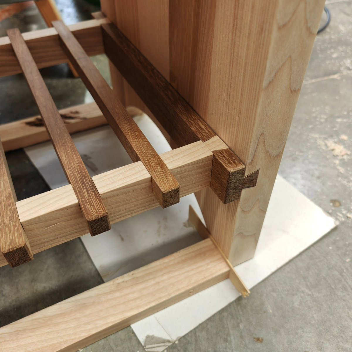 FG_maker's tweet photo. La console est assemblée !
Et la tablette est en place entre les pieds 🔥
Un chanfrein es fait sur le pourtour, pour adoucir les arêtes. https://t.co/0ZwrysLIRb