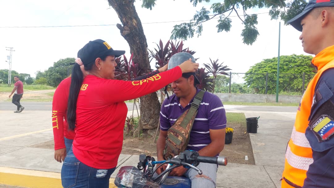 guanare_intt's tweet photo. #Educación| En el Día Mundial de la Seguridad Vial, funcionarios del #INTT Guanare se encuentran desplegados en el centro de la ciudad, creando conciencia vial por la vida y por la paz.

#NicoTieneLasRiendas https://t.co/XbXzpFXsZq