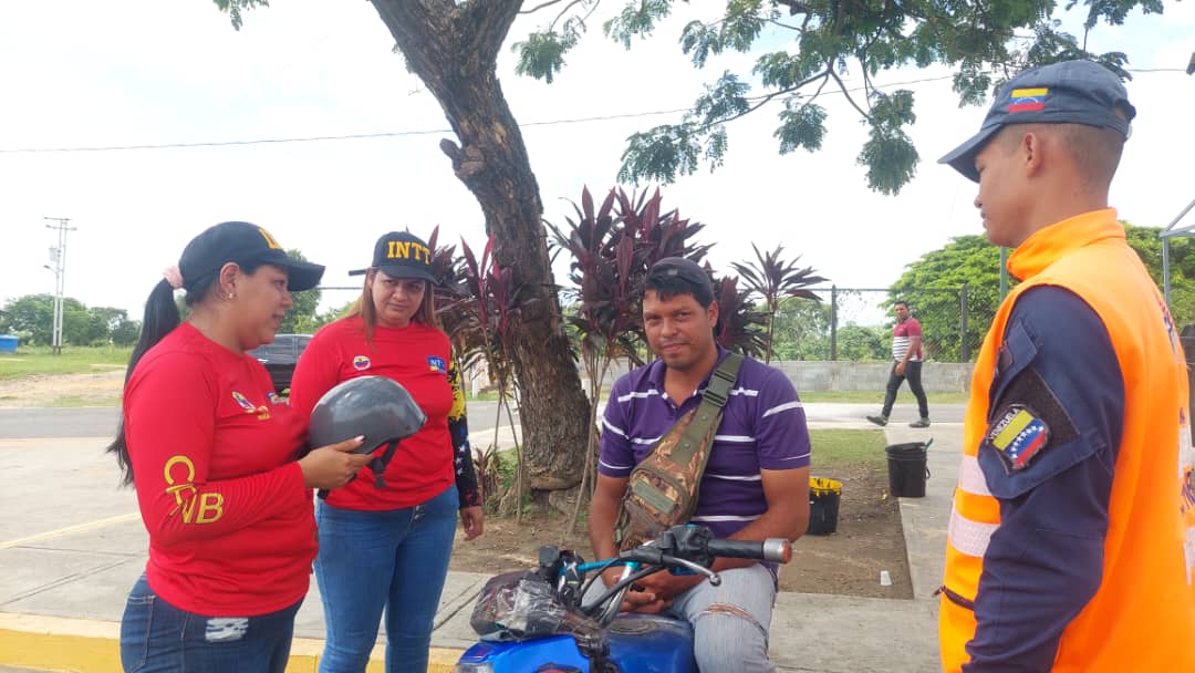 #Educación| En el Día Mundial de la Seguridad Vial, funcionarios del #INTT Guanare se encuentran desplegados en el centro de la ciudad, creando conciencia vial por la vida y por la paz.

#NicoTieneLasRiendas