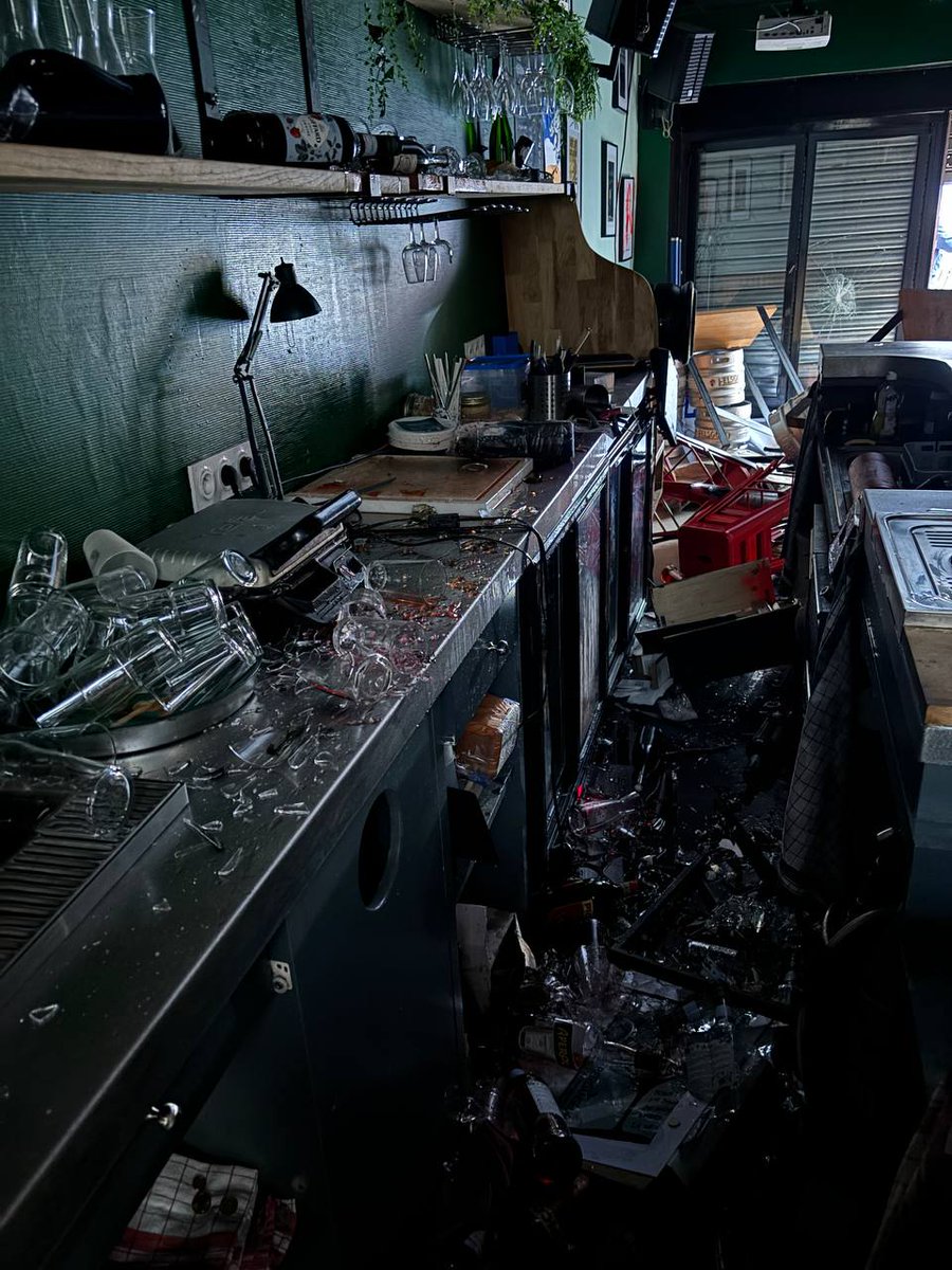 F_Desouche's tweet photo. Angers : le café saccagé par les militants de gauche est en réalité un bar catho.
Voici ce qu'il en reste.
Si vous voulez aider les propriétaires : https://t.co/Jz4UdfNKbB

https://t.co/k8PR2GdJXs https://t.co/brizFLhPAP
