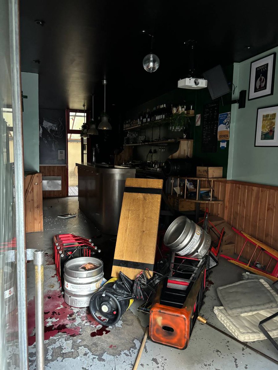 F_Desouche's tweet photo. Angers : le café saccagé par les militants de gauche est en réalité un bar catho.
Voici ce qu'il en reste.
Si vous voulez aider les propriétaires : https://t.co/Jz4UdfNKbB

https://t.co/k8PR2GdJXs https://t.co/brizFLhPAP