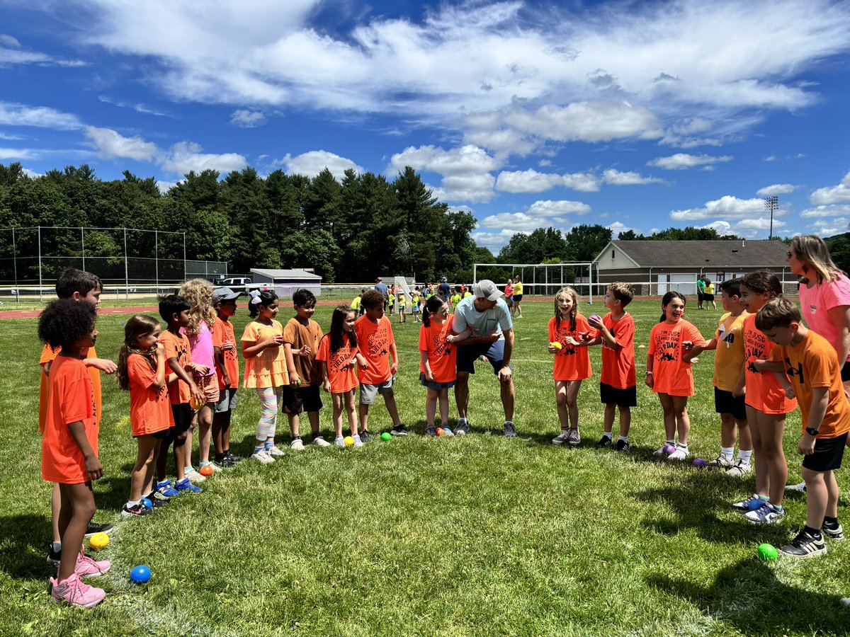 MrsJackopsic's tweet photo. It was a picture perfect day for the Grade 2-5 Field Day today at EHS! @WindyWhales https://t.co/VEUehzwfVE