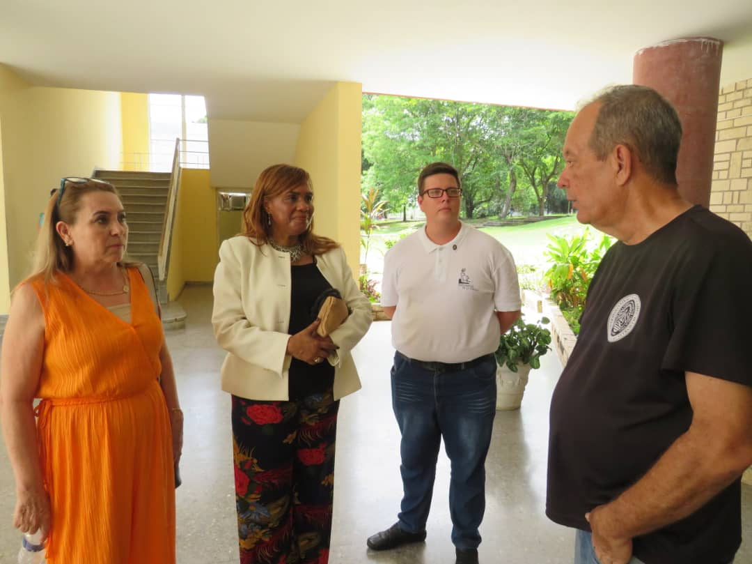 👔 #Excelente el encuentro de #hoy con la Dra. <a href="/TeodoraCastro4/">Dra. Teodora Castro</a>, de República Dominicana 🇩🇴, y la Dra. <a href="/SabinSilvia/">silvia navarro sabin</a>, de Estados Unidos Mexicanos 🇲🇽, en la #UCLVnuestra. 
Desde #Cuba 🇨🇺 seguimos tendiendo lazos de #cooperación 🤝 para futuros #proyectos y esfuerzos #comunes. 👏👏👏