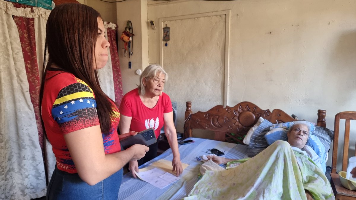 REDVZLA_OFICIAL's tweet photo. #infored|| Somos una empresa con sentido social en esta oportunidad se atendió a los abuelos que mas lo necesitan y no se pueden movilizar de su casa, para cumplir con la tarea dictada por el Presidente @NicolasMaduro en la Gran Misión Abuelos y Abuelas de la Patria. https://t.co/y6TNNxaEpX