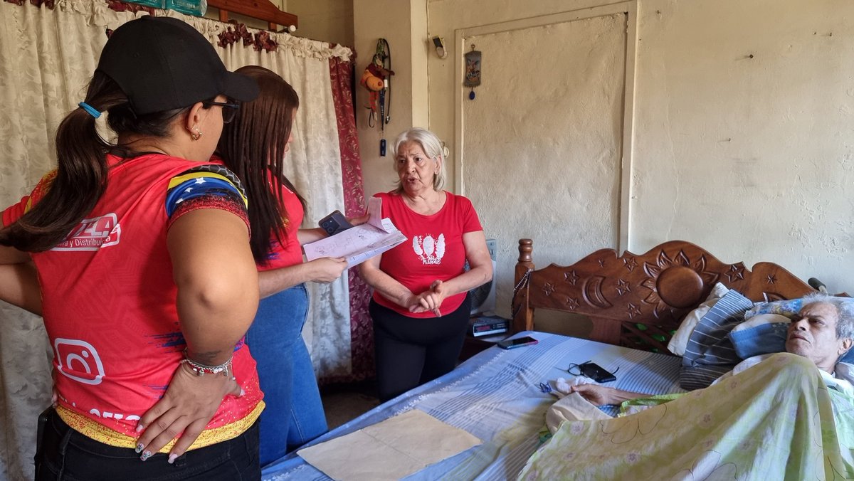 REDVZLA_OFICIAL's tweet photo. #infored|| Somos una empresa con sentido social en esta oportunidad se atendió a los abuelos que mas lo necesitan y no se pueden movilizar de su casa, para cumplir con la tarea dictada por el Presidente @NicolasMaduro en la Gran Misión Abuelos y Abuelas de la Patria. https://t.co/y6TNNxaEpX