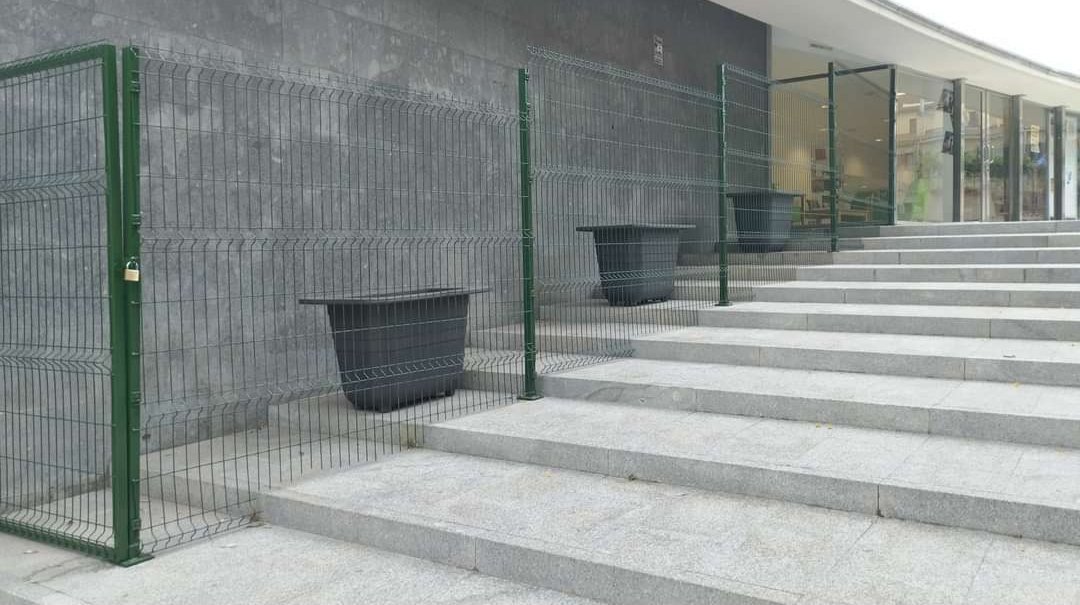 Biblioteca Central Santa Coloma de Gramenet.Jardí Can Sisteré.

Arquitectura hostil: quan el sensellarisme molesta a  l'Ajuntament Santa Coloma de Gramenet.

Ningú Sense Llar Gramenet reclama que l’urbanisme no amagui els sensellar

<a href="/ArrelsFundacio/">Arrels Fundació</a> <a href="/voluntaris_cat/">voluntaris.cat</a> <a href="/BadalonaAcull/">Badalona Acull</a>