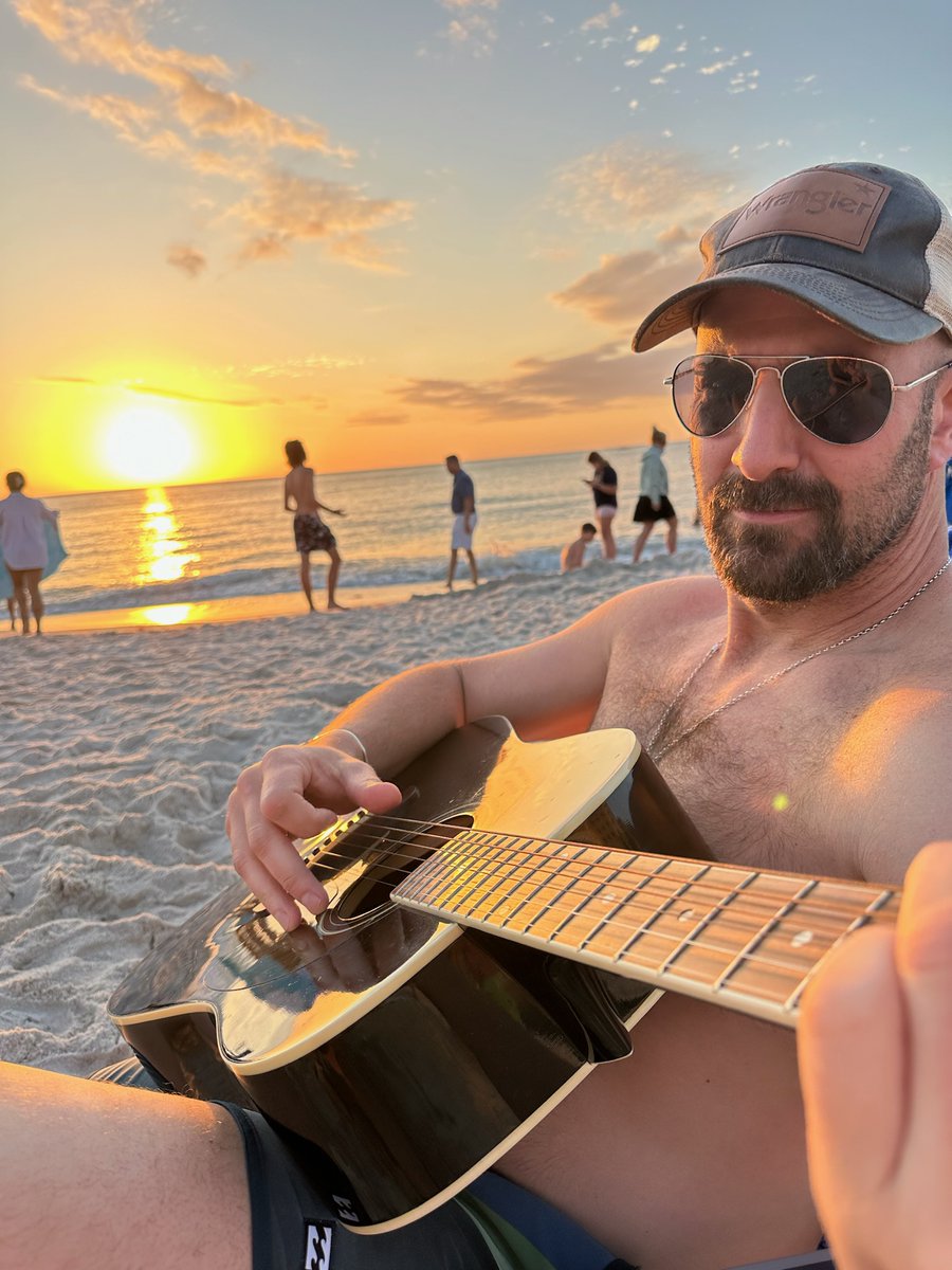 BucksteinMusic's tweet photo. Happy Monday, peeps. Keepin' up these good vibes ALL summer long ☀️🎸 We've got new music comin down the pipeline and I cannot wait to share it with y'all. 🤘😎🎶
#NewSingle #Buckstein #ColoradoCountryMusic #LineDance #CountryMusic #Western #LiveMusic #Singer #Colorado https://t.co/o8lgjoL1AW