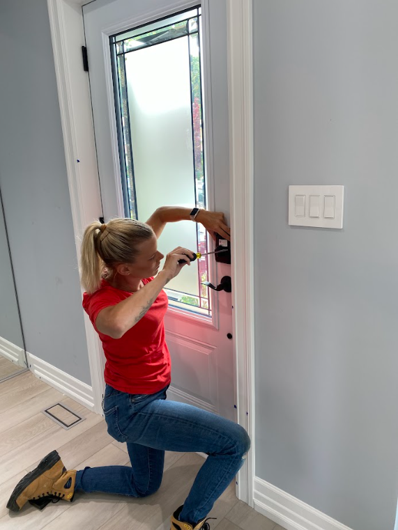 thesherryholmes's tweet photo. #AskSherry We install @SchlageCanada smart locks on every project we work on and one question we get a lot is what happens when the battery dies? 
All Schlage locks have a traditional key for this exact situation so you always have a backup 👍 

#HolmesApproved https://t.co/mvNiEWc5LW