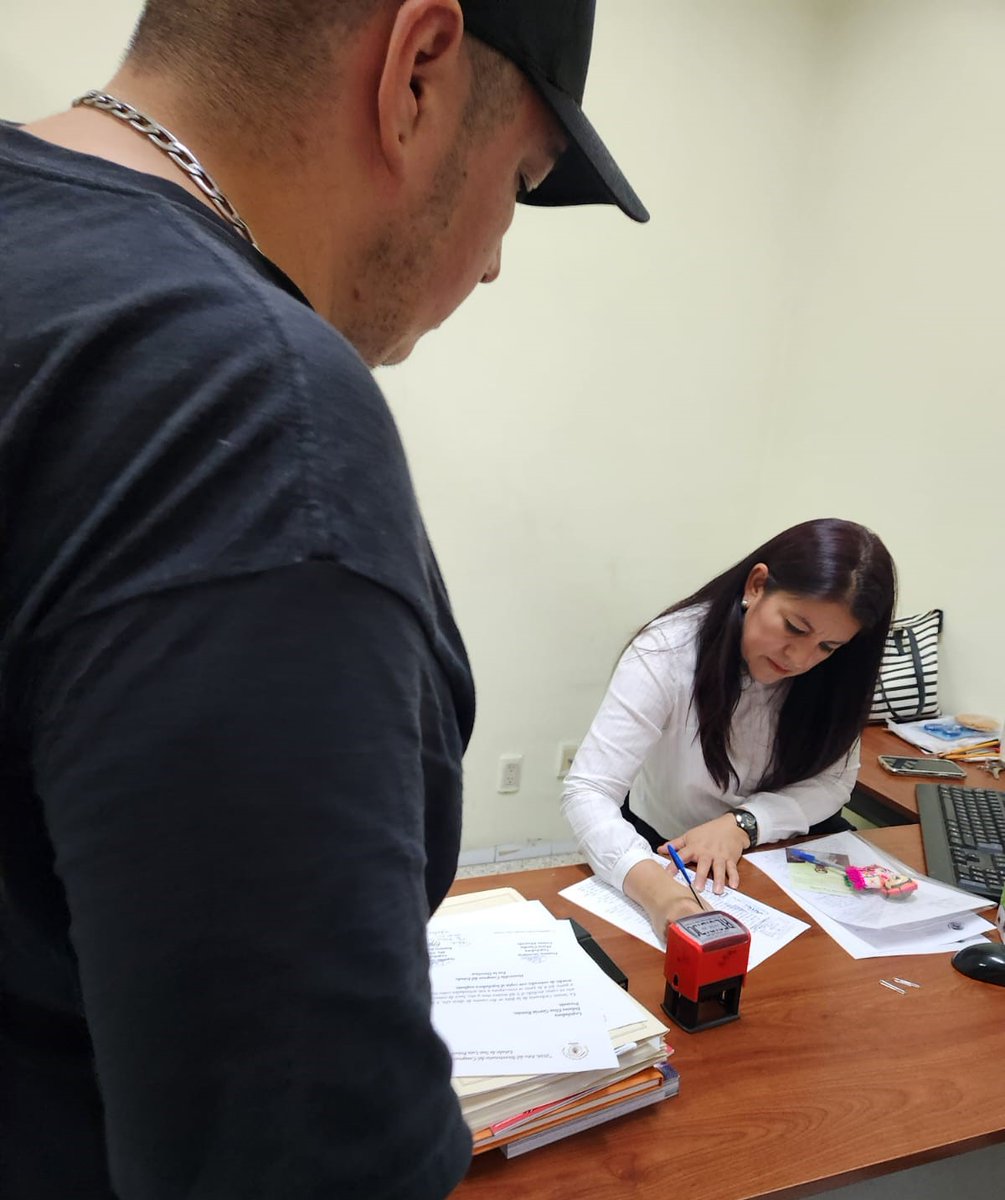PertenecesAC's tweet photo. Desde el penal de Xolol, Sanjuana Maldonado envió a los diputados y diputadas una carta acompañada de una pluma adornada con una Fofucha elaborada por ella misma. 

Hoy entregamos estas cartas y plumas, que no solo simbolizan su lucha por la justicia, sino que también son una fuente de ingreso para apoyar a su familia y una forma de terapia mientras está injustamente en prisión.

Sanjuana ha esperado más de 100 días desde que presentó su petición de indulto al @CongresoEdoSLP. Confiamos en que quienes legislan actuarán con justicia y la humanidad que sus cargos demandan. #SanjuanaLibre