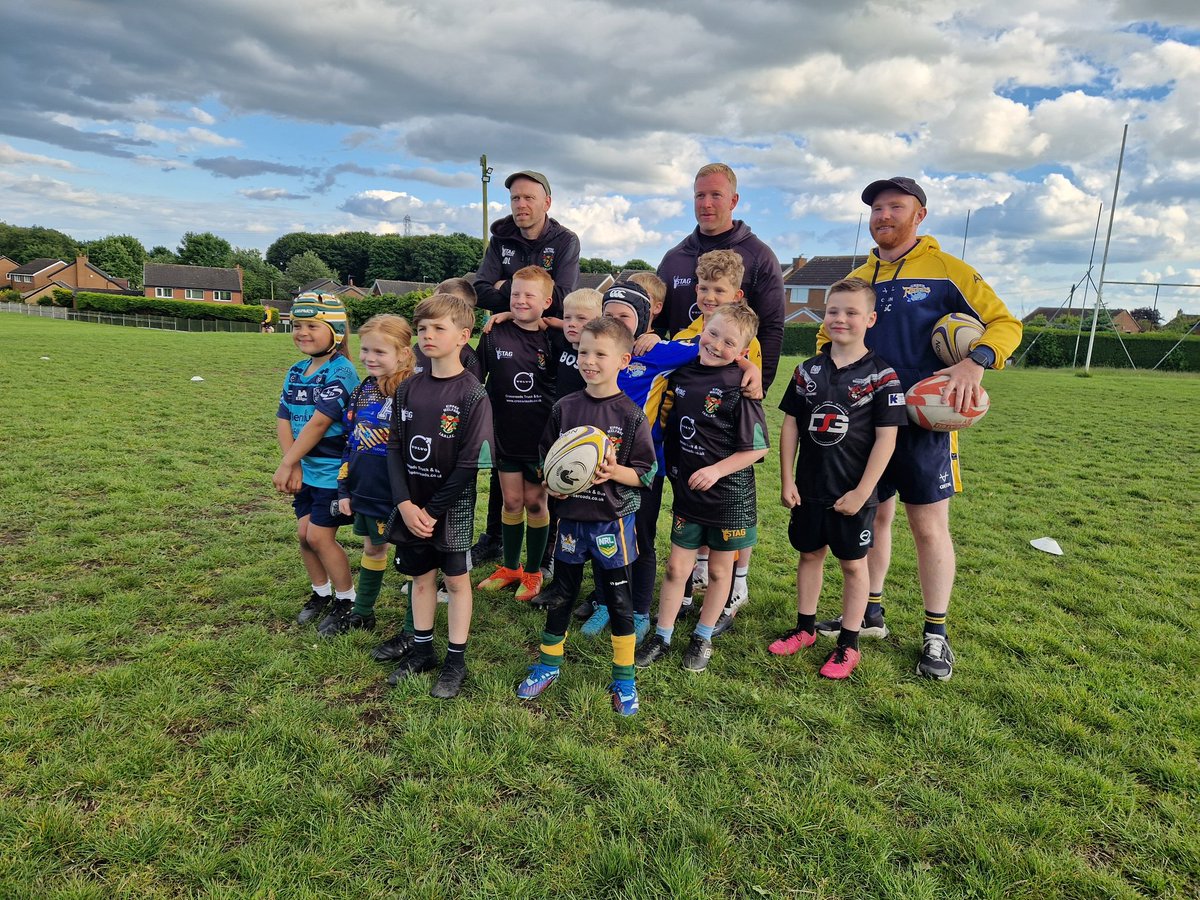 RugbyLeeds's tweet photo. Fantastic  coaches' primary and youth workshop @kippaxwelfarerl with @Tomscho6 
Tom delivered sessions to the U8s and U12s. https://t.co/66a1sReSKp
