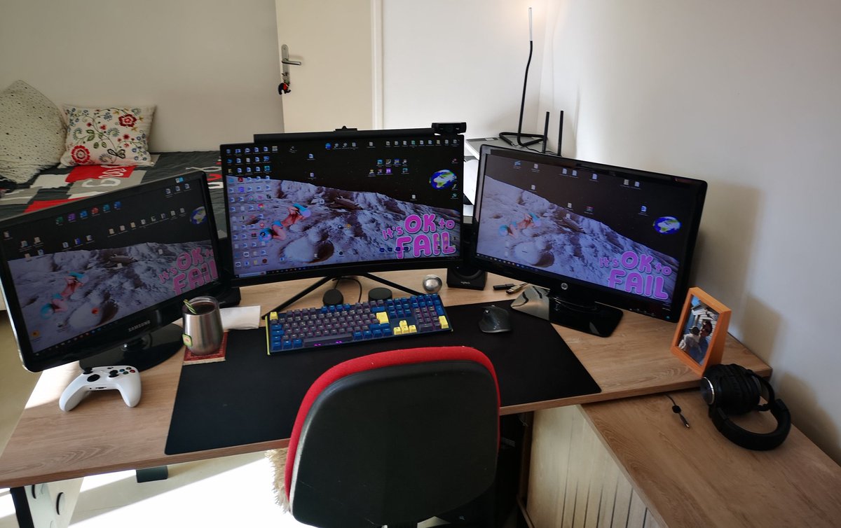 MonkyGamesDavid's tweet photo. Hey #IndieDevWorkspaceChallenge.

This is where I work on my stupid games. It's simple and cozy🙂.

PS: only one screen Darenn 😱 you have enough space to add one😁 https://t.co/n2hTGmFzV3