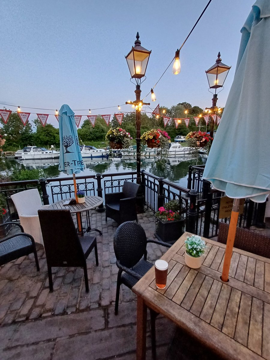 Juzza07's tweet photo. Good evening Sunbury on Thames!
https://t.co/Rvb5TOytLo
#gelovejuzza07
#themagpie https://t.co/zltctahd92