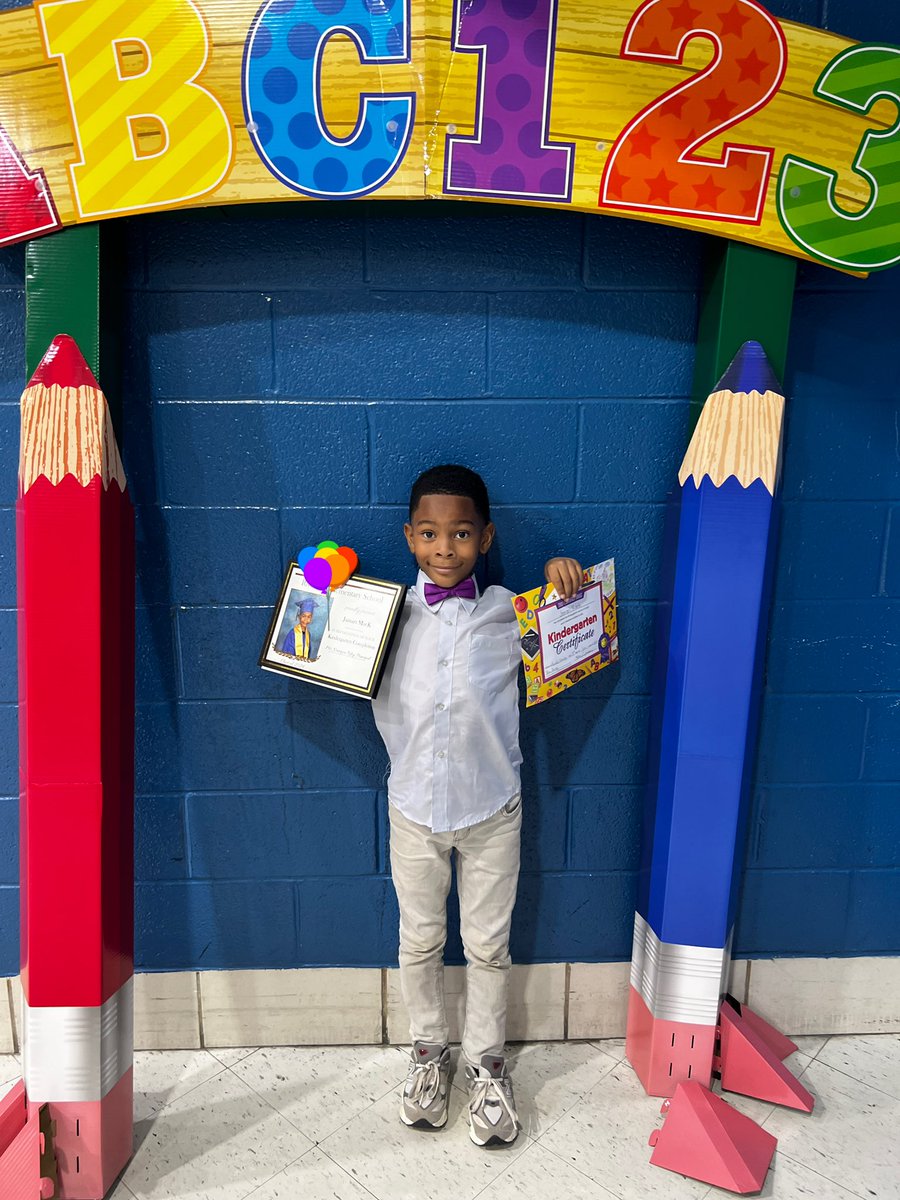 TRAPGURLDAII's tweet image. big graduate !! 🎓🥳 to 1st grade we go !! 📚✏️ #proudmomma