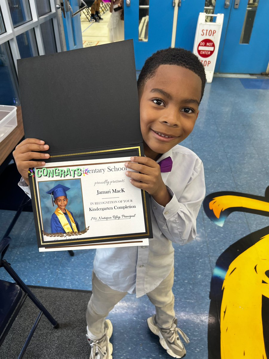 TRAPGURLDAII's tweet image. big graduate !! 🎓🥳 to 1st grade we go !! 📚✏️ #proudmomma