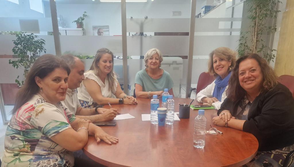 NANIAGUILAR2's tweet photo. Reunidas en el @PSOEAytoSevilla con representantes de CCOO del Servicio de Ayuda a Domicilio, escuchando sus legítimas reivindicaciones #dependencia #escuchando  #trabajando #oposicionutil https://t.co/EHxNZJ6wen