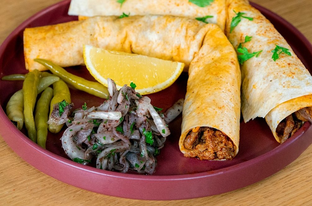 Fuzulii_Adam's tweet photo. @Alinnddaa #tantuni varken döner yiyenle muhatap olmam... 😎 https://t.co/IJbtx3FidD