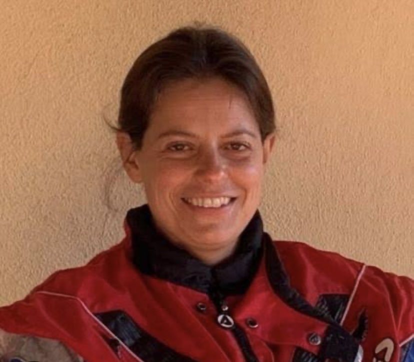 caiomrb's tweet image. Essa é a Ilaria Salis, uma italiana de 39 anos, professora de ensino fundamental. Mas também militante antifasc1sta. Ela foi presa na Hungria em fevereiro após sair na mão com dois neonaz1stas. Mas ela concorreu à eleição do Parlamento Europeu e ganhou 170 mil votos. Eleita, ela…