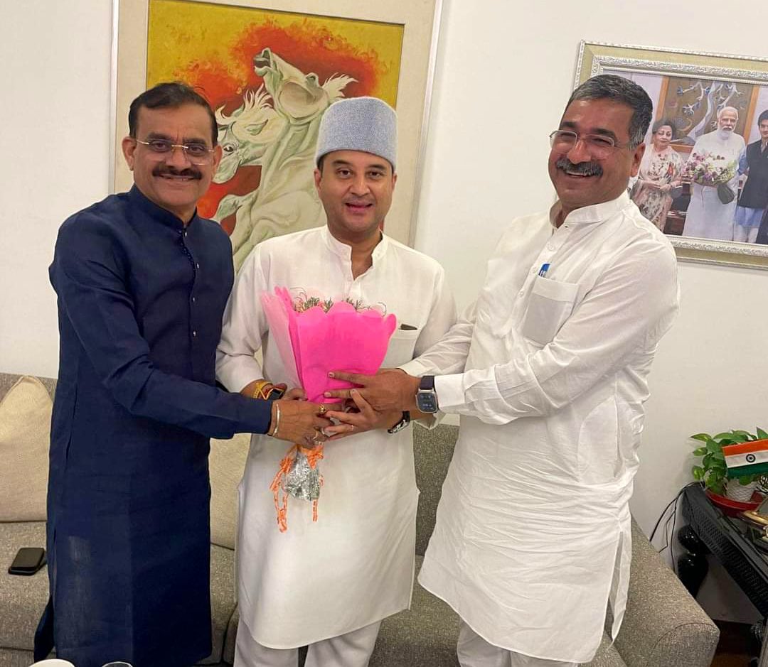 sunil4bjpmp's tweet photo. संधे शक्तिः युगे युगे!!

ॐ सङ्गच्छध्वं संवदध्वं ,सं वो मनांसि जानताम्।

देवा भागं यथा पूर्वे ,संञ्जानाना उपासते।।

💐💐💐
@vdsharmabjp @JM_Scindia @HitanandSharma 
@alok_tiwari28 
#modicabinet https://t.co/5G2t00xQfa