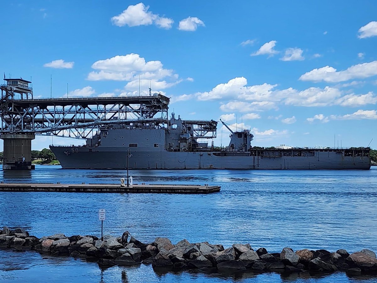WarshipCam's tweet photo. USS Carter Hall (LSD 50) dock landing ship coming into Yorktown, Virginia - June 10, 2024 #usscarterhall #lsd50

SRC: FB- Hampton Roads &amp; Chesapeake Bay Ship Watchers https://t.co/asYOTLutr7