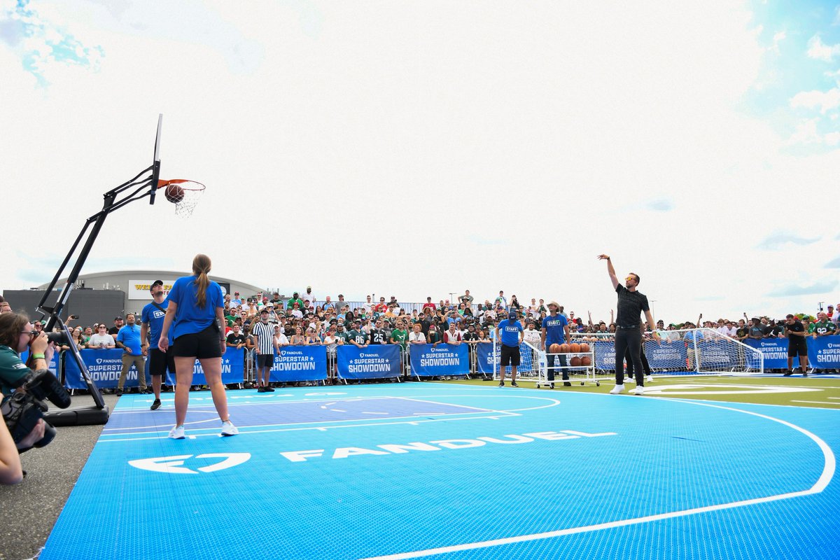 stateside_live's tweet image. 97.5 The Fanatic Fan Fest is back! Join all your favorite Fanatic hosts for fun in the sun, celebrity guests and free festivities, Saturday, September 28th at Xfinity Live! Ticket info and more available here bit.ly/3yVMYxK 
-
@975thefanatic #975fanfest