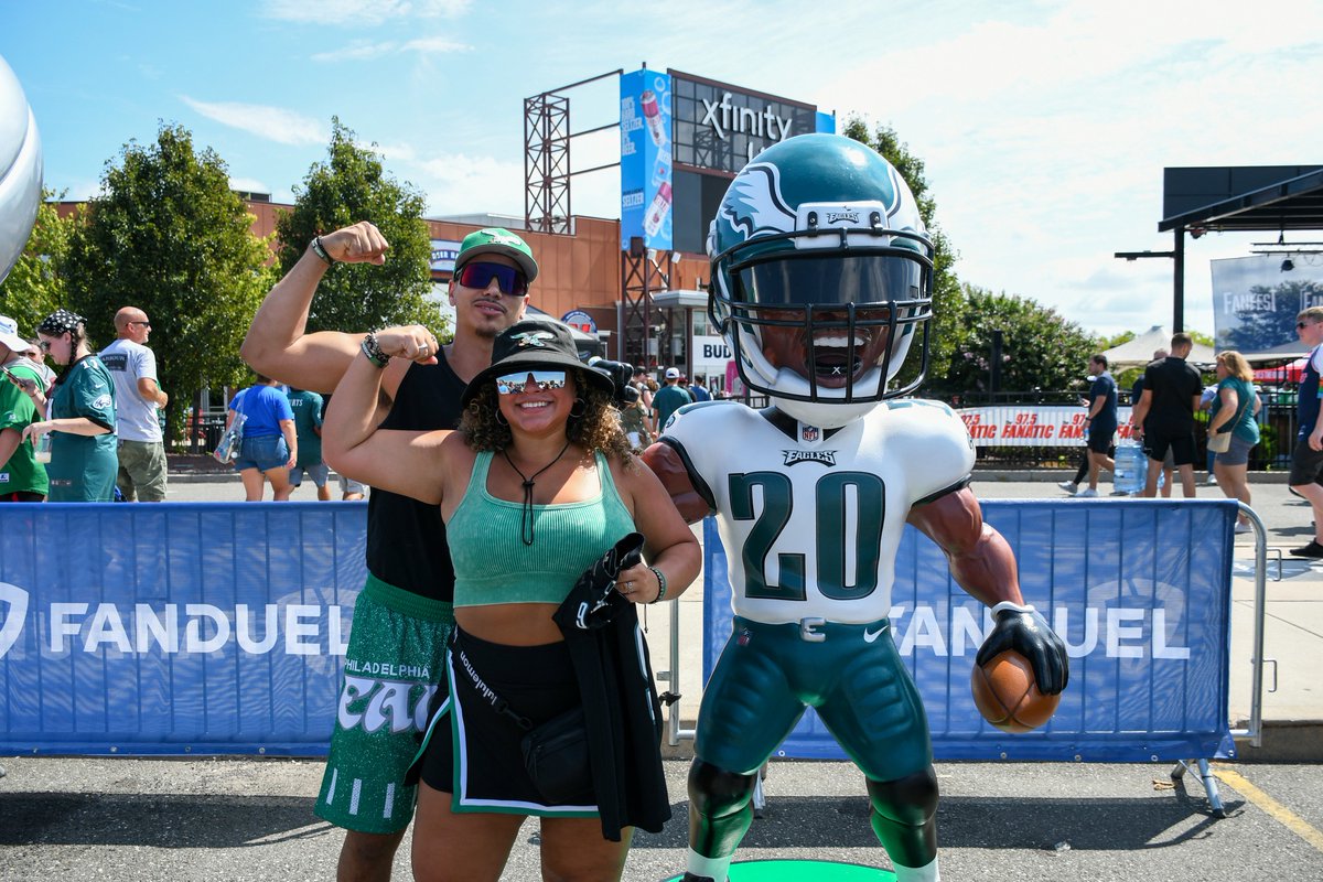 stateside_live's tweet image. 97.5 The Fanatic Fan Fest is back! Join all your favorite Fanatic hosts for fun in the sun, celebrity guests and free festivities, Saturday, September 28th at Xfinity Live! Ticket info and more available here bit.ly/3yVMYxK 
-
@975thefanatic #975fanfest