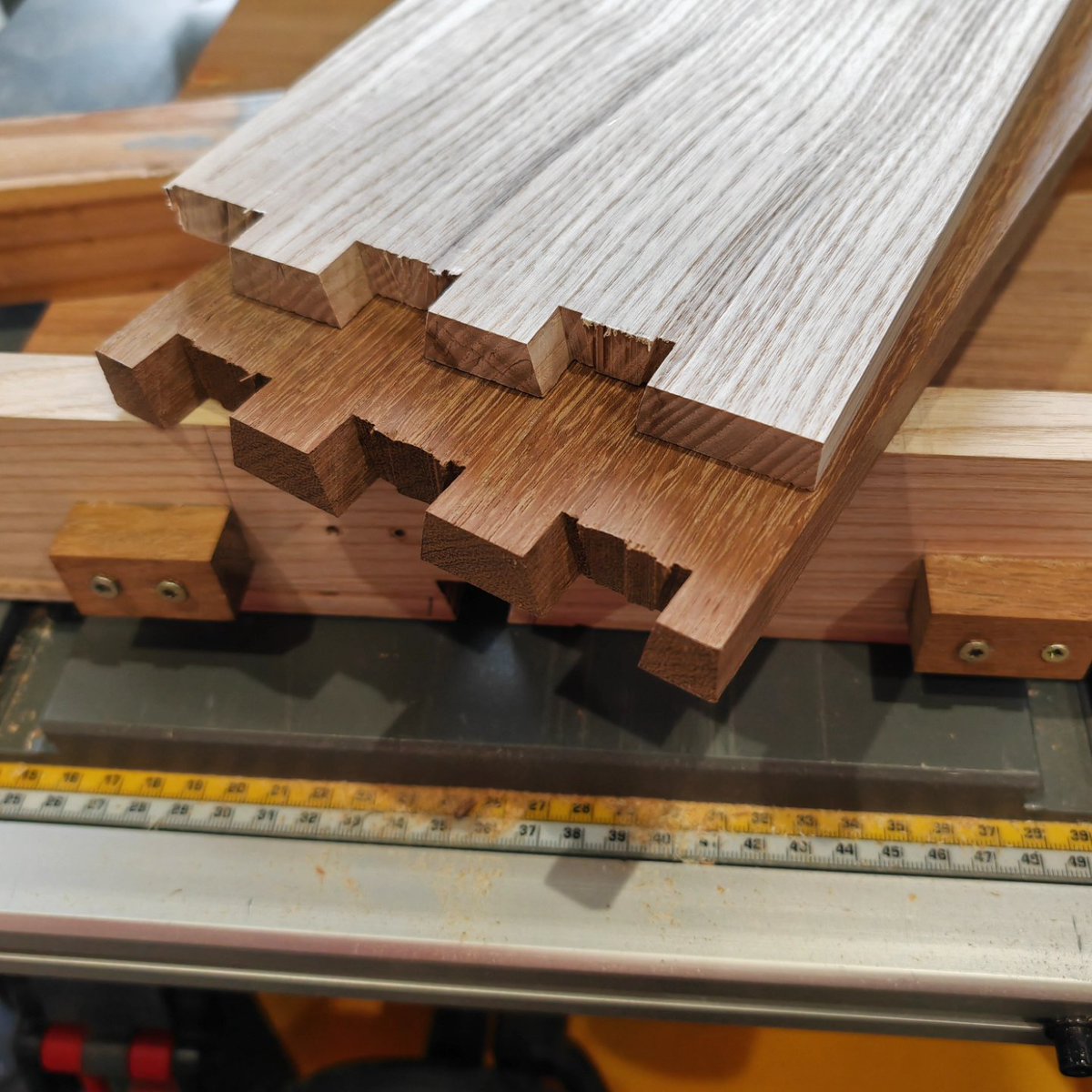 FG_maker's tweet photo. Découpe des queues d'arronde pour l'assemblage du tiroir.
Usinage avec défonceuse sous table et gabarit https://t.co/D07hSmhpeg