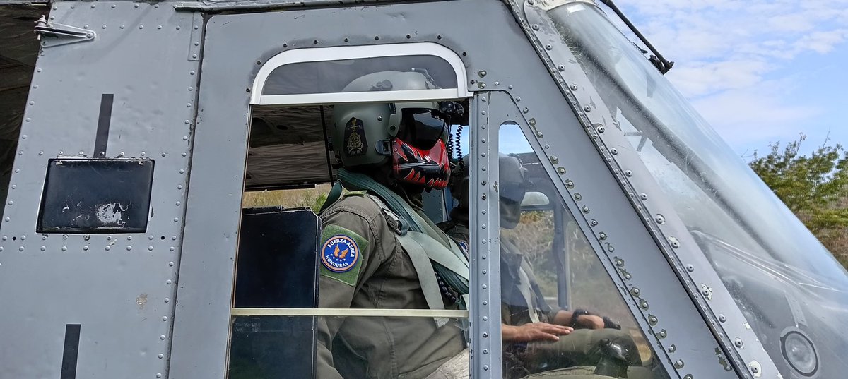 AereaHn's tweet photo. #NoticiasFAH || En estos momentos, el Escuadrón de Helicópteros de la Base Aérea “Coronel Hernán Acosta Mejía” #BASEHAM, emplea sistemas de sofocación de incendios “Bambi Bucket”, para evitar la propagación de un incendio suscitado en Guanaja, Islas de la Bahía. 🚁✈️🇭🇳 https://t.co/yqgDZbb0hG