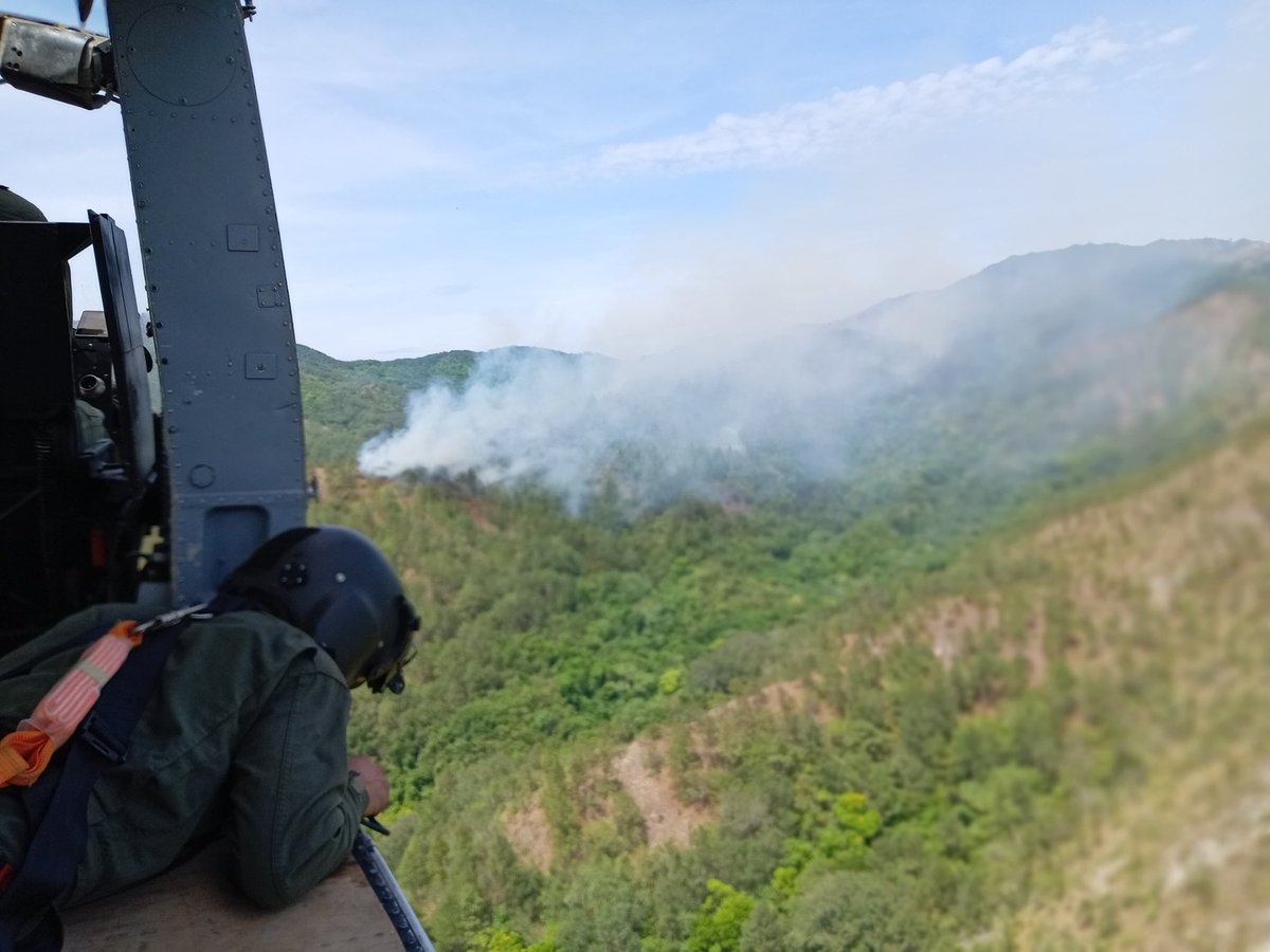 AereaHn's tweet photo. #NoticiasFAH || En estos momentos, el Escuadrón de Helicópteros de la Base Aérea “Coronel Hernán Acosta Mejía” #BASEHAM, emplea sistemas de sofocación de incendios “Bambi Bucket”, para evitar la propagación de un incendio suscitado en Guanaja, Islas de la Bahía. 🚁✈️🇭🇳 https://t.co/yqgDZbb0hG