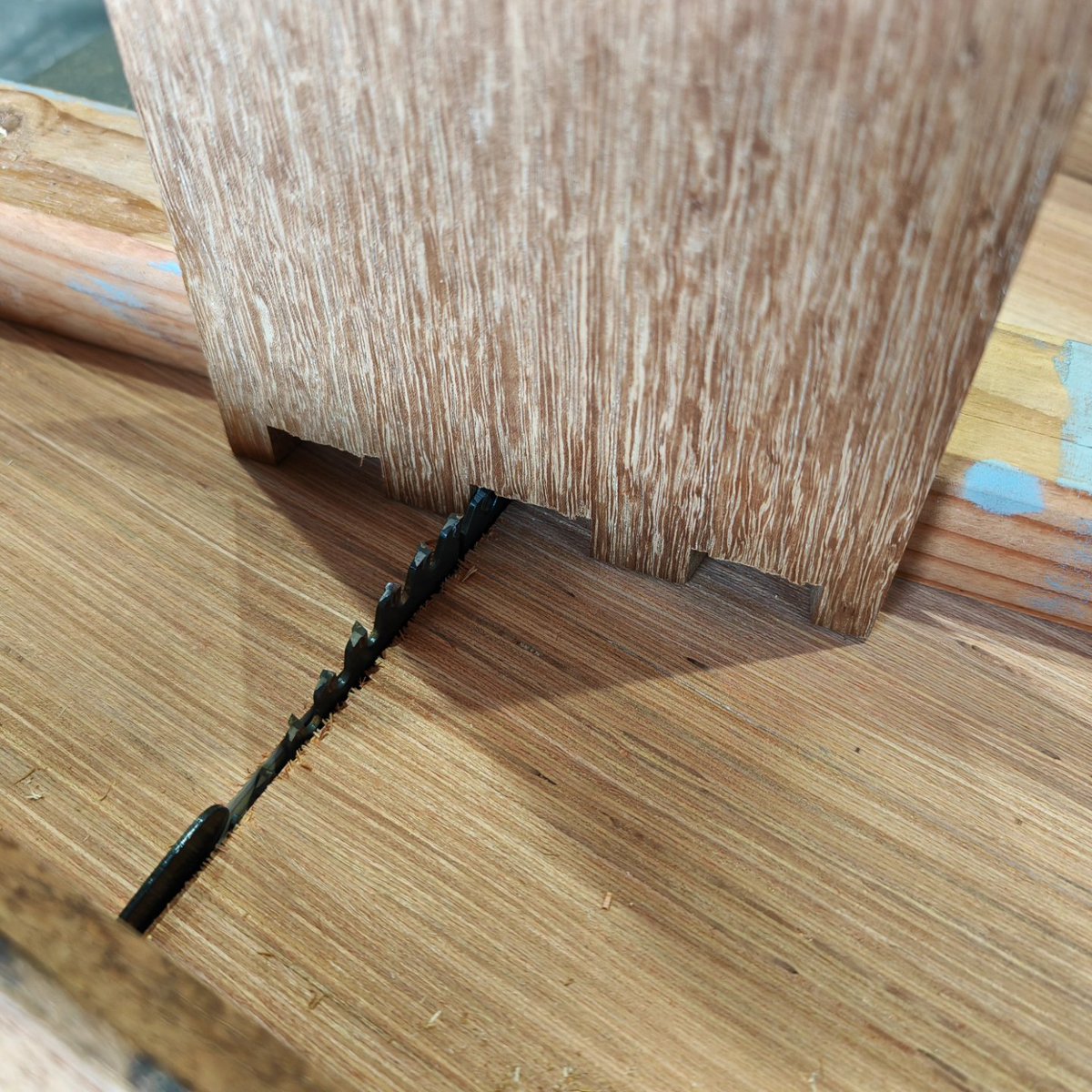 FG_maker's tweet photo. Découpe des queues d'arronde pour l'assemblage du tiroir.
Usinage avec défonceuse sous table et gabarit https://t.co/D07hSmhpeg