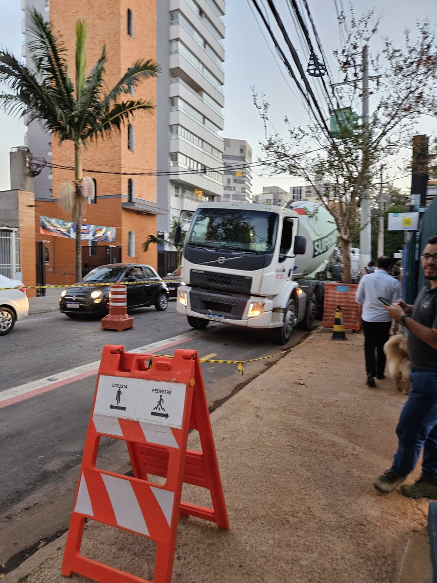 ALucianaTex's tweet photo. A @construtoraeven coloca seus caminhões na ciclovia da França Pinto às 17:30hrs. 
Cadê a @CETSP_  @renatafalzoni @Pelote_ @CicloCentro_SP @ciclomensageiro @wcruz @lspedine https://t.co/81m1gDgFXt