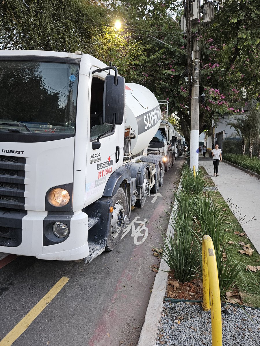 ALucianaTex's tweet photo. A @construtoraeven coloca seus caminhões na ciclovia da França Pinto às 17:30hrs. 
Cadê a @CETSP_  @renatafalzoni @Pelote_ @CicloCentro_SP @ciclomensageiro @wcruz @lspedine https://t.co/81m1gDgFXt
