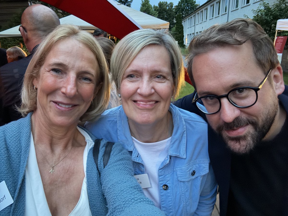 Journalistin des Jahres 2023 ⁦<a href="/InaRuck/">Ina Ruck</a>⁩, ausgezeichnet vom ⁦<a href="/mediummagazin/">medium magazin</a>⁩ - Glückwunsch von den Vorgängern ⁦<a href="/ronzheimer/">Paul Ronzheimer</a>⁩ und mir