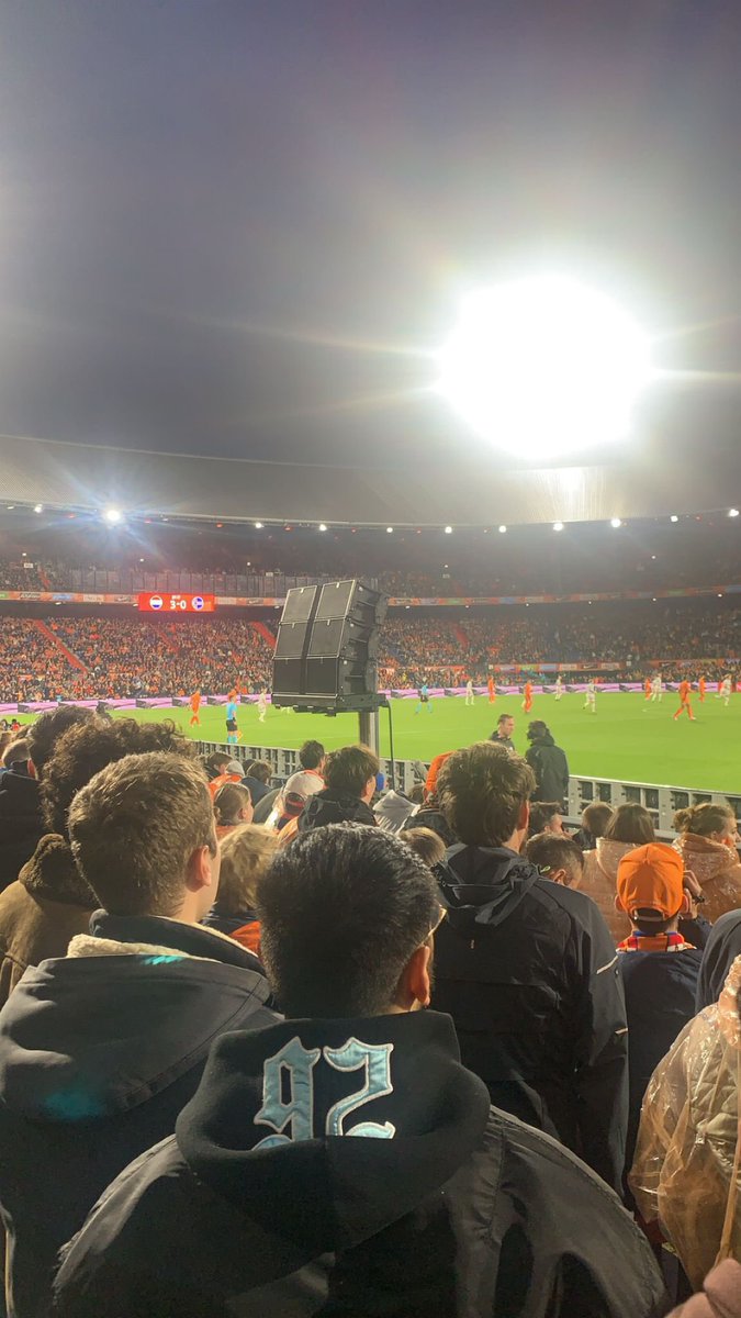 ditisnietwouter's tweet photo. @OnsOranje waarom betaal ik voor een kaartje om een kwartier lang tegen zo’n stomme speaker aan te kijken https://t.co/EegbwJnNIK