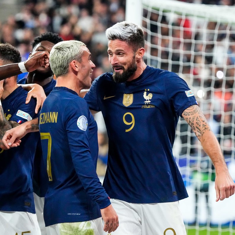 raphxu41's tweet image. Griezmann a laissé son brassard de capitaine à Giroud pour son dernier match sur le sol français.
Giroud sort donne le brassard à grizou et plus tard Mbappé rentre et demande le brassard à grizou wsh il se prend pour qui ? Jsp vous mais jlaime de moin en moin avec son arrogance!!