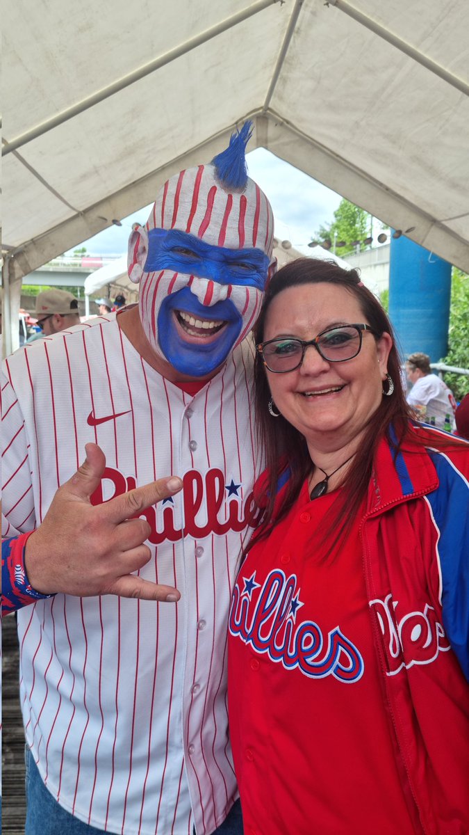 1dizzybird's tweet photo. @PhandemicKrew @Phillies @markswfc A fantastic experience thank you so much and a honor to meet sarge and try on his ring https://t.co/KzHHFW9J8N
