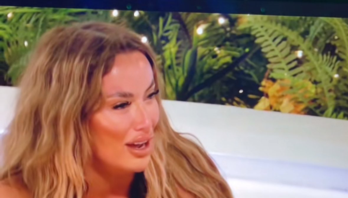 abbyloweryy_'s tweet photo. Harriet: ‘Everyone is so sensitive when people explore, people can explore their options’ 

Harriet, two days ago…#LoveIsland https://t.co/ikkoNSlqSr