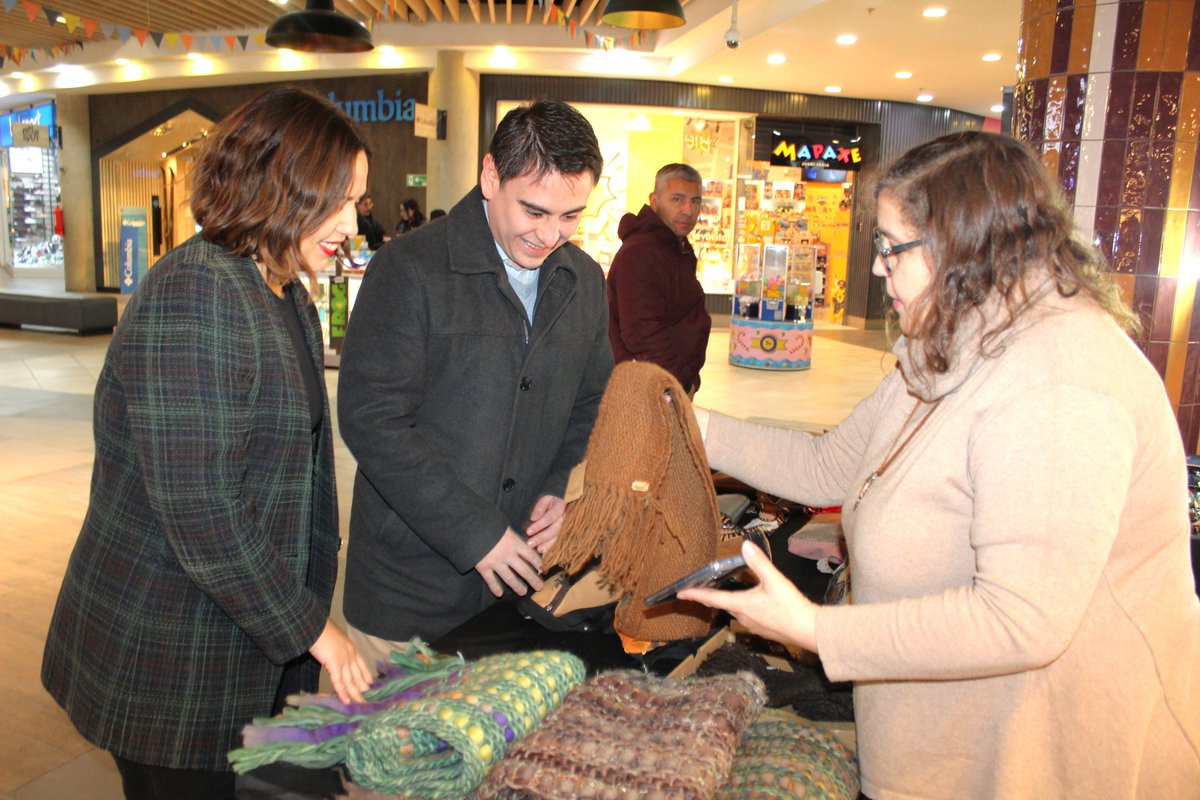 La Seremi <a href="/michellepeutat/">Michelle Peutat</a> junto a su par de <a href="/MDSMagallanes/">Seremi Desarrollo Social y Familia de Magallanes</a> y al Director Regional de <a href="/FOSIS_Mag/">FOSIS Magallanes</a> asiste a Feria de Emprendedores en Mall Espacio Urbano, en el marco del Día del Padre, con la presencia del CET de <a href="/Gendarmeria_CL/">Gendarmería de Chile</a> en un stand, contribuyendo a la reinserción social.