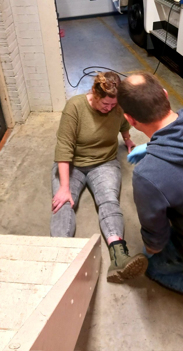 DS_scholingen's tweet photo. Het gebeurt deze maand allemaal in #Silvolde. 

Erica (Lotus) is van de trap gevallen en heeft een onderbeen fractuur. Is er sprake van zogenoemd afleidend letsel?

Door het uitvoeren van de abcde methodiek komen de manschappen vanzelf bij een diagnose. https://t.co/4RuwdM3ufL